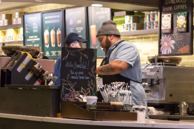 New York, Abd - 15 Mayıs 2019: Starbucks kafede Straws ve içecek ile counter gitmek için almak için