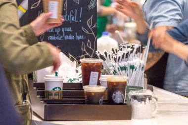 New York, Abd - 15 Mayıs 2019: Starbucks kafede Straws ve içecek ile counter gitmek için almak için