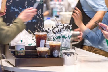 New York, Abd - 15 Mayıs 2019: Starbucks kafede Straws ve içecek ile counter gitmek için almak için