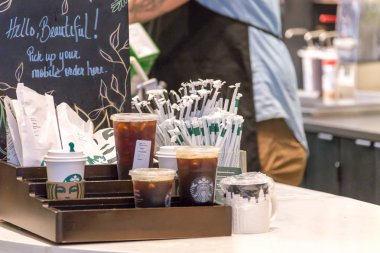 New York, Abd - 15 Mayıs 2019: Starbucks kafede Straws ve içecek ile counter gitmek için almak için
