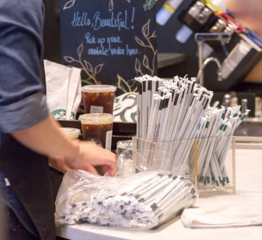 New York, Abd - 15 Mayıs 2019: Starbucks kafede Straws ve içecek ile counter gitmek için almak için
