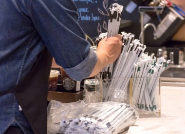 New York, Abd - 15 Mayıs 2019: Starbucks kafede Straws ve içecek ile counter gitmek için almak için