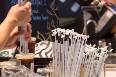 New York, Abd - 15 Mayıs 2019: Starbucks kafede Straws ve içecek ile counter gitmek için almak için
