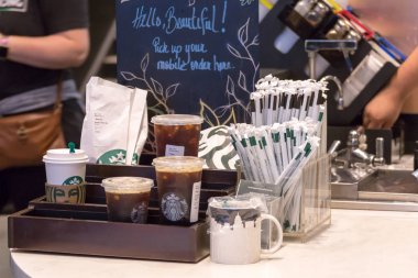 New York, Abd - 15 Mayıs 2019: Starbucks kafede Straws ve içecek ile counter gitmek için almak için