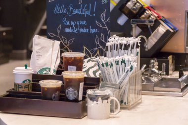 New York, Abd - 15 Mayıs 2019: Starbucks kafede Straws ve içecek ile counter gitmek için almak için