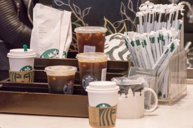 New York, Abd - 15 Mayıs 2019: Starbucks kafede Straws ve içecek ile counter gitmek için almak için