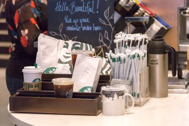 New York, Abd - 15 Mayıs 2019: Starbucks kafede Straws ve içecek ile counter gitmek için almak için