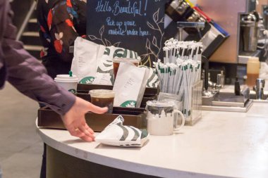 New York, Abd - 15 Mayıs 2019: Starbucks kafede Straws ve içecek ile counter gitmek için almak için