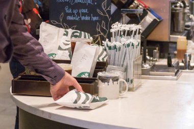 New York, Abd - 15 Mayıs 2019: Starbucks kafede Straws ve içecek ile counter gitmek için almak için