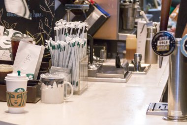 New York, Abd - 15 Mayıs 2019: Starbucks kafede Straws ve içecek ile counter gitmek için almak için