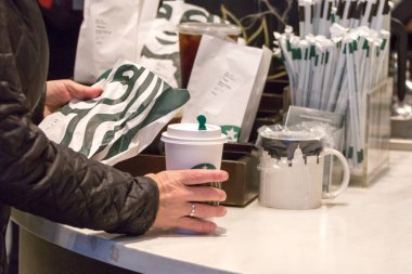 New York, Abd - 15 Mayıs 2019: Starbucks kafede Straws ve içecek ile counter gitmek için almak için