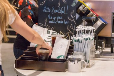 New York, Abd - 15 Mayıs 2019: Starbucks kafede Straws ve içecek ile counter gitmek için almak için
