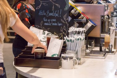 New York, Abd - 15 Mayıs 2019: Starbucks kafede Straws ve içecek ile counter gitmek için almak için