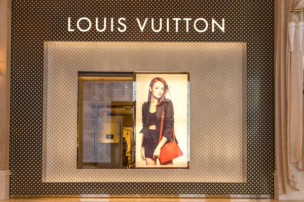 LAS VEGAS, NEVADA, USA - 13 MAY, 2019: Louis Vuitton logo in store in Wynn hotel in Las Vegas. Louis Vuittonis a French fashion house and luxury retail company founded in 1854 — Stock Photo, Image