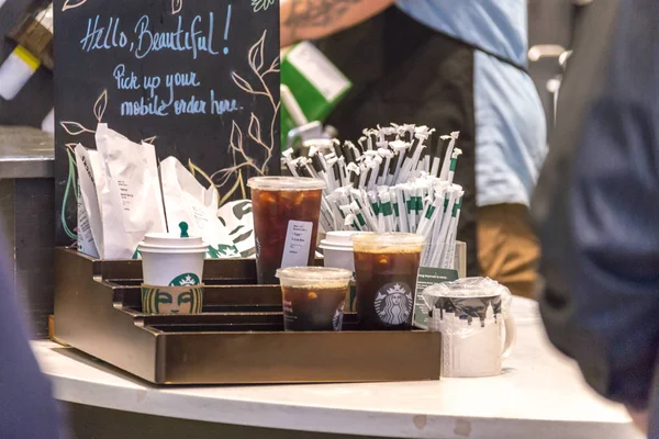 New York, Abd - 15 Mayıs 2019: Starbucks kafede Straws ve içecek ile counter gitmek için almak için
