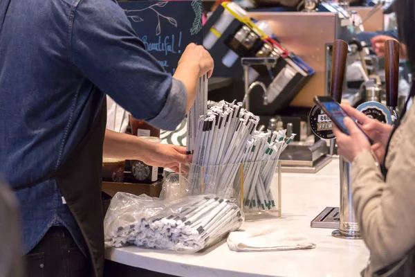 New York, USA-15 maj, 2019: Counter i Starbucks café med halmstrån och drycker att plocka upp för att gå — Stockfoto