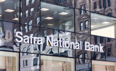 New York, Abd - 15 Mayıs 2019: Safra Ulusal Bankası binasının cam pencereleri Manhattan'ın merkezindeki Fifth Avenue'deki diğer binaların cephelerini yansıtıyor.