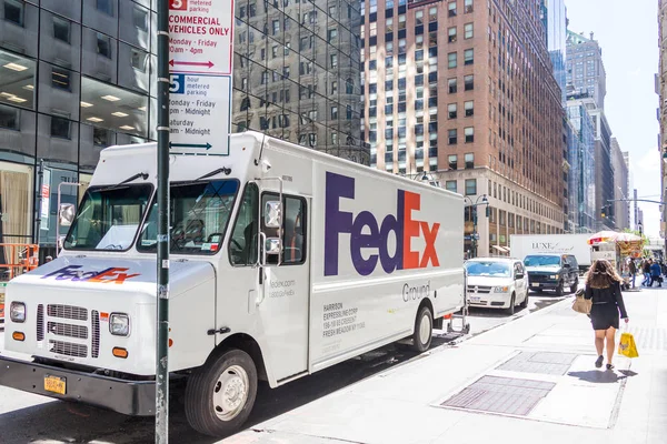 NEW YORK, USA - Mei 2019: Truk FedEx Express di tengah kota Manhattan. FedEx adalah salah satu layanan pengiriman paket terkemuka yang menawarkan banyak pilihan pengiriman yang berbeda — Stok Foto