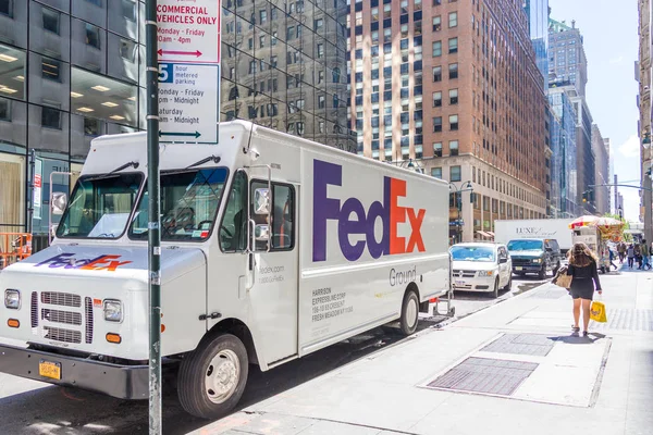 NUEVA YORK, EE.UU. - 15 de mayo de 2019: Camión FedEx Express en el centro de Manhattan. FedEx es uno de los principales servicios de entrega de paquetes que ofrece muchas opciones de entrega diferentes — Foto de Stock