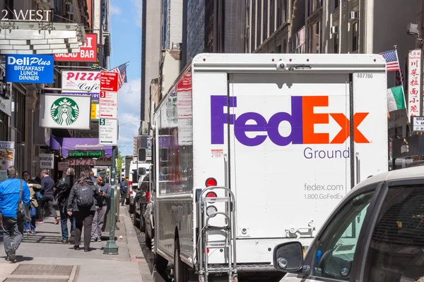 NEW YORK, USA - Mei 2019: Truk FedEx Express di tengah kota Manhattan. FedEx adalah salah satu layanan pengiriman paket terkemuka yang menawarkan banyak pilihan pengiriman yang berbeda — Stok Foto