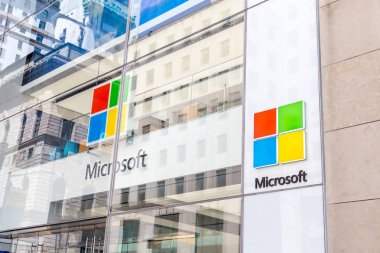 New York, Abd - 15 Mayıs 2019: Manhattan'daki Microsoft mağazası. Microsoft pc işletim sistemleri, ofis uygulamaları ve web tarayıcısı pazarında baskın dünyanın en büyük yazılım üreticisi