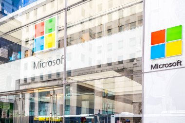 New York, Abd - 15 Mayıs 2019: Manhattan'daki Microsoft mağazası. Microsoft pc işletim sistemleri, ofis uygulamaları ve web tarayıcısı pazarında baskın dünyanın en büyük yazılım üreticisi
