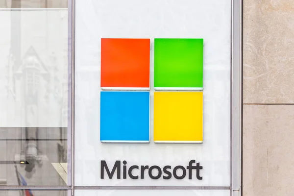 NEW YORK, USA - MUNGKIN 15, 2019: Microsoft store in Manhattan. Microsoft adalah pembuat perangkat lunak terbesar di dunia yang dominan dalam sistem operasi PC, aplikasi kantor, dan pasar peramban web — Stok Foto