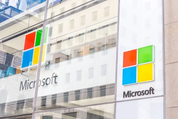 New York, Abd - 15 Mayıs 2019: Manhattan'daki Microsoft mağazası. Microsoft pc işletim sistemleri, ofis uygulamaları ve web tarayıcısı pazarında baskın dünyanın en büyük yazılım üreticisi