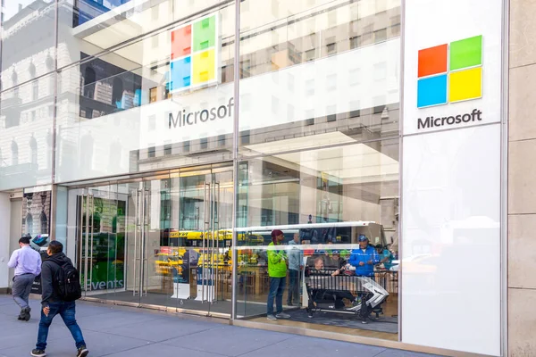 New York, Abd - 15 Mayıs 2019: Manhattan'daki Microsoft mağazası. Microsoft pc işletim sistemleri, ofis uygulamaları ve web tarayıcısı pazarında baskın dünyanın en büyük yazılım üreticisi