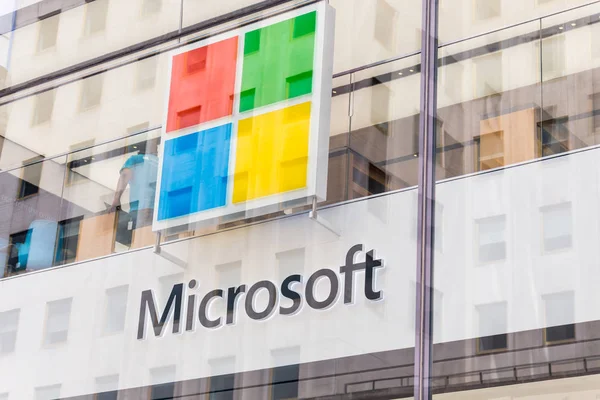 NEW YORK, USA - MUNGKIN 15, 2019: Microsoft store in Manhattan. Microsoft adalah pembuat perangkat lunak terbesar di dunia yang dominan dalam sistem operasi PC, aplikasi kantor, dan pasar peramban web — Stok Foto