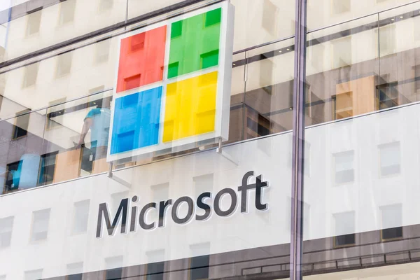 New York, Abd - 15 Mayıs 2019: Manhattan'daki Microsoft mağazası. Microsoft pc işletim sistemleri, ofis uygulamaları ve web tarayıcısı pazarında baskın dünyanın en büyük yazılım üreticisi
