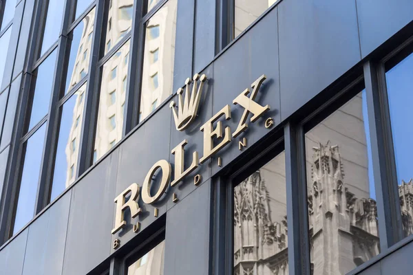 НЬЮ-ЙОРК, США - 15 мая 2019 года: здание Rolex на углу 5-й авеню и 53-й улицы в центре Манхэттена, Нью-Йорк, США — стоковое фото