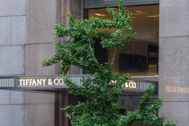 New York, Amerika - 15 Mayıs 2019: Tyffany and Co. New York'ta 5.
