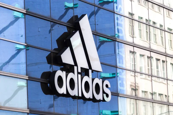NUEVA YORK, EE.UU. - 16 DE MAYO DE 2019: logotipo de Adidas en una tienda en Manhattan, Nueva York — Foto de Stock