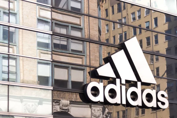 NUEVA YORK, EE.UU. - 16 DE MAYO DE 2019: logotipo de Adidas en una tienda en Manhattan, Nueva York — Foto de Stock