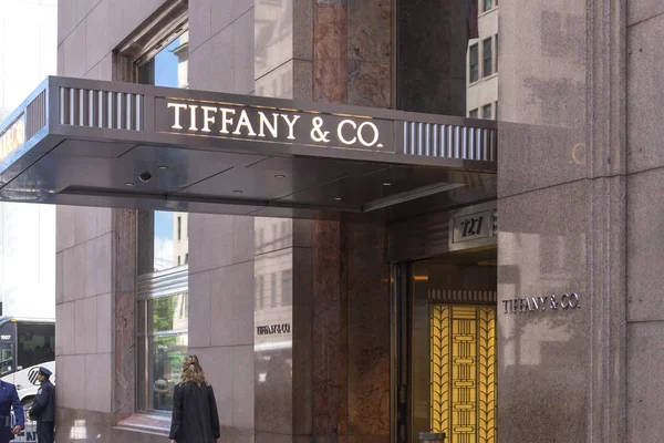 NUEVA YORK, EE.UU. - 15 DE MAYO DE 2019: Tyffany and Co. tienda en Nueva York en la 5ª Avenida — Foto de Stock