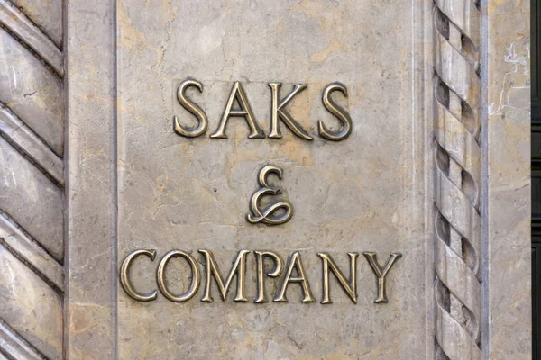 New York, USA-15 maj, 2019: Saks Fifth Avenue på femte Aveneue i New York, amerikansk kedja av lyxvaruhus — Stockfoto