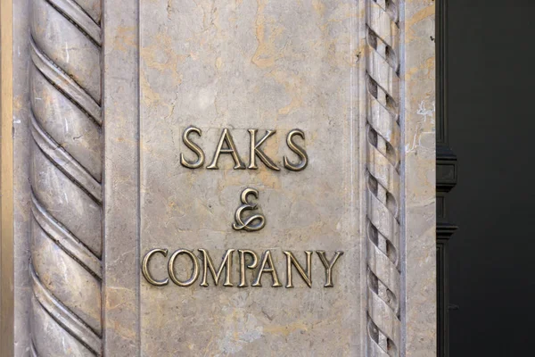 NUEVA YORK, EE.UU. - 15 DE MAYO DE 2019: Saks Fifth Avenue en la Quinta Avenida en Nueva York, EE.UU., cadena americana de grandes almacenes de lujo —  Fotos de Stock