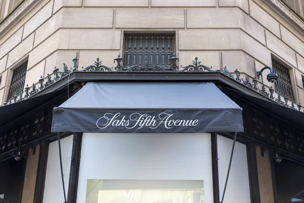 NOVA IORQUE, EUA - 15 de maio de 2019: Saks Fifth Avenue on Fifth Aveneue em Nova York, EUA, cadeia americana de lojas de departamento de luxo — Fotografia de Stock