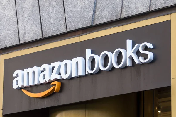 NEW YORK, USA - MAY 17, 2019: Toko buku Amazon di New York City. Ini adalah rantai toko-toko buku ritel yang dimiliki oleh pengecer online Amazon — Stok Foto