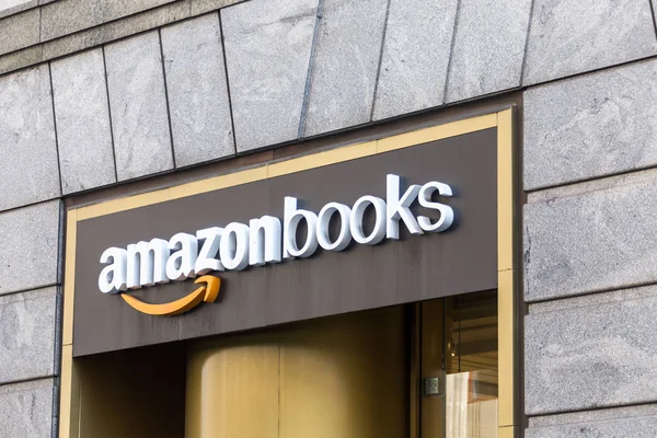 NEW YORK, USA - MAY 17, 2019: Toko buku Amazon di New York City. Ini adalah rantai toko-toko buku ritel yang dimiliki oleh pengecer online Amazon — Stok Foto