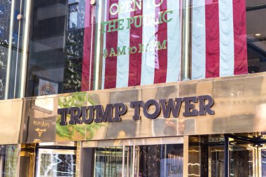 New York, ABD - 15 Mayıs 2019: Trump Tower'ın altın cephesinin düşük açısı, Trump Örgütü'nün siyasi karargahı, lüks ofisleri ve rezidanslarına ev sahipliği yaptı
