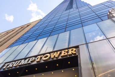New York, ABD - 15 Mayıs 2019: Trump Tower'ın altın cephesinin düşük açısı, Trump Örgütü'nün siyasi karargahı, lüks ofisleri ve rezidanslarına ev sahipliği yaptı