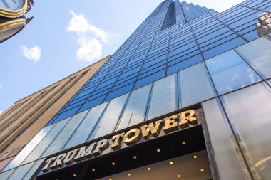New York, ABD - 15 Mayıs 2019: Trump Tower'ın altın cephesinin düşük açısı, Trump Örgütü'nün siyasi karargahı, lüks ofisleri ve rezidanslarına ev sahipliği yaptı