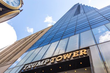 New York, ABD - 15 Mayıs 2019: Trump Tower'ın altın cephesinin düşük açısı, Trump Örgütü'nün siyasi karargahı, lüks ofisleri ve rezidanslarına ev sahipliği yaptı