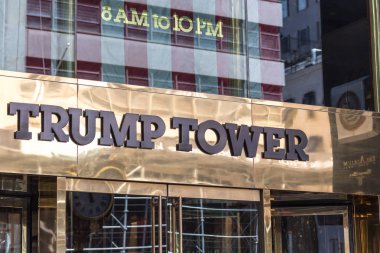 New York, ABD - 15 Mayıs 2019: Trump Tower'ın altın cephesinin düşük açısı, Trump Örgütü'nün siyasi karargahı, lüks ofisleri ve rezidanslarına ev sahipliği yaptı