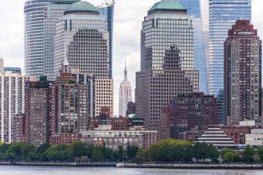 New York, ABD-Mayıs 16, 2019: Downtown Financial District ve Lower Manhattan Skyline panoraması ile pil Parkı ve Empire State Binası görünümü