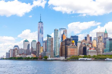 New York, ABD-16 Mayıs 2019: bir Dünya Ticaret Merkezi ve Şehir Merkezi Finans Bölgesi ve New York 'taki Lower Manhattan silüeti Panoraması