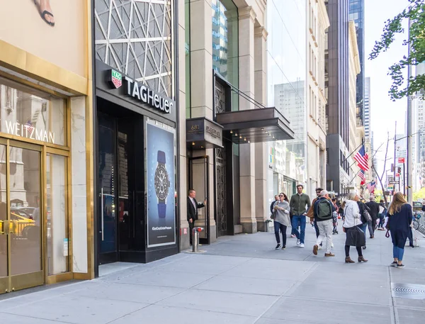 NUEVA YORK, EE.UU. - 15 DE MAYO DE 2019: La tienda Tag Heuer en 5th Ave en la ciudad de Nueva York — Foto de Stock