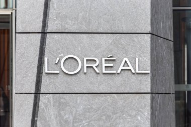 New York, ABD-17 Mayıs, 2019: New York ofisinde bir binada Loreal Fransız kişisel bakım şirketi logosu. Loreal grup bir Fransız şirketi kozmetik ve güzellik aktif